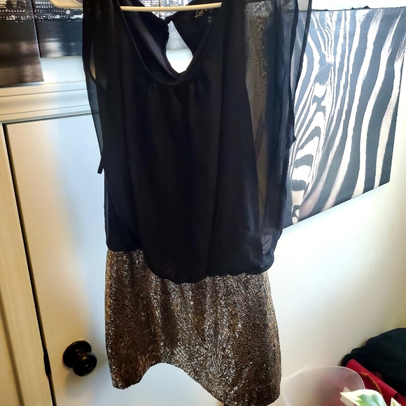 Cute dress with sequin contrasting bottom - Picture 3 of 4